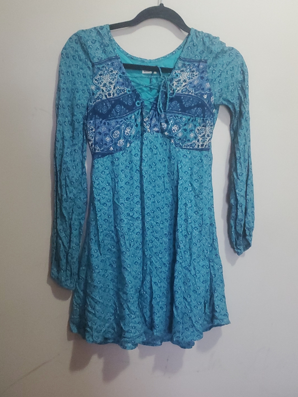 Hollister Teal Top with Navy Trim Size Xs